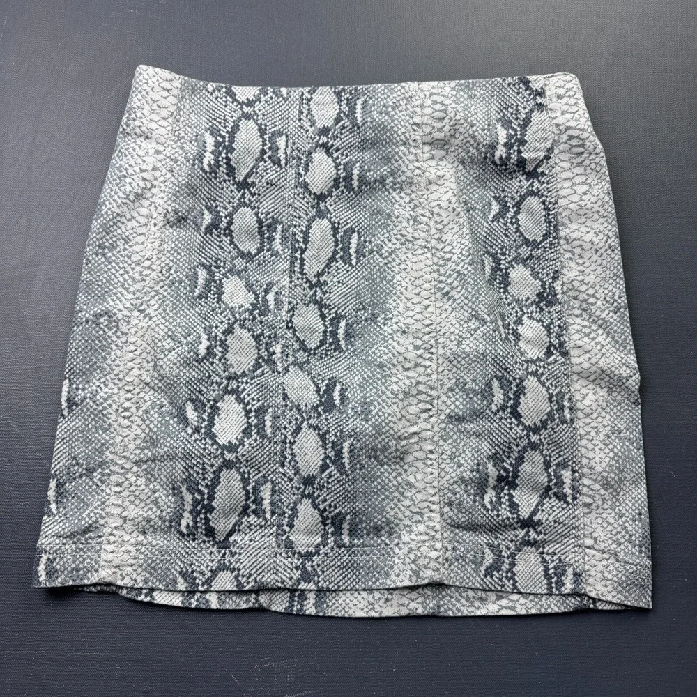 Free People Women's Size 8 Gray Snakeskin Bodycon Mini Skirt Stretch Casual Fit